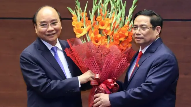 Ông Phạm Minh Chính (phải) thay thế ông Nguyễn Xuân Phúc vào vị trí thủ tướng