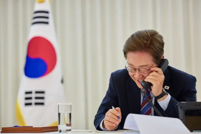 통화 중인 이재명 대통령