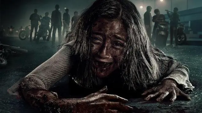 Poster film Vina: Sebelum 7 Hari yang menunjukkan aktris Nayla Purnama sebagai Vina dalam keadaan terluka di jalan.