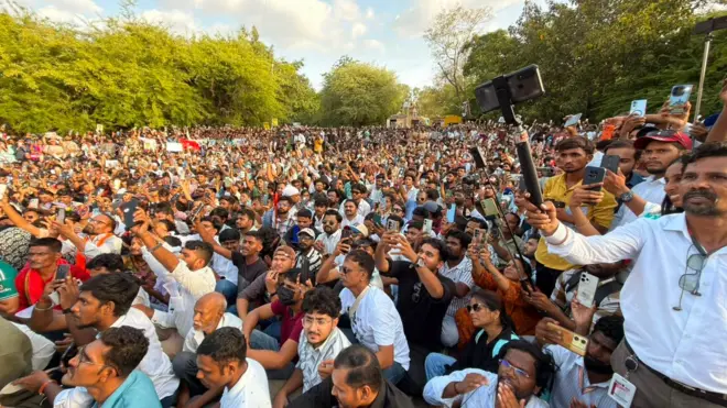 आंदोलनस्थळी जमलेली गर्दी