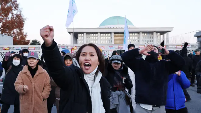 ဒီနေ့မနက်ပိုင်းမှာ တောင်ကိုရီးယားမြို့တော် ဆိုးလ်က အမျိုးသားလွှတ်တော် ရှေ့မှာ သမ္မတ နုတ်ထွက်ရေး တောင်းဆိုဆန္ဒပြနေကြ 