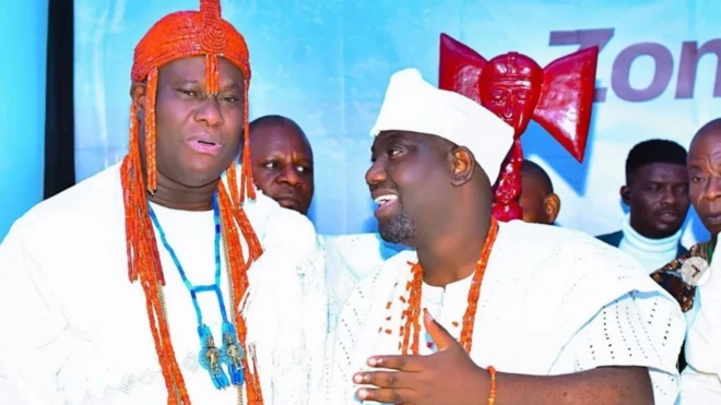 Aworan Oba Abimbola Owoade, Alaafin ti Ilu Oyo ni asọ funfun ati Oba Adeyeye Ogunwusi, Ooni ti ile Ife, ti oun naa wọ aṣọ funfun.