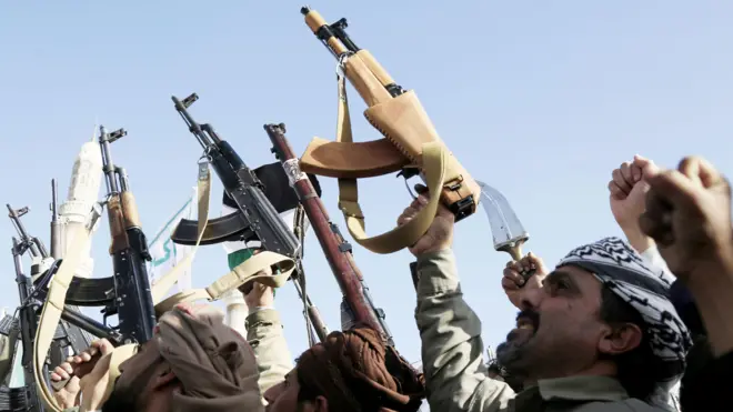 آلاف من أنصار جماعة الحوثيين يتجمعون في ميدان في صنعاء للتظاهر دعماً للشعب الفلسطيني واحتجاجاً على اعتداءات إسرائيل المستمرة على غزة