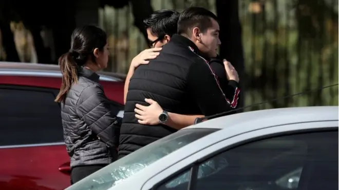 Familiares de los estudiantes del Colegio Cervantes de Torreón acudieron al centro tras conocer lo ocurrido.