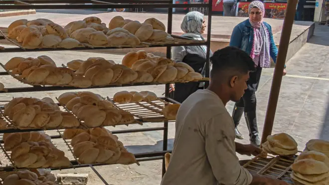 عامل في مخبز