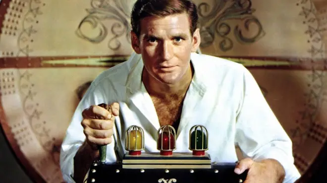 "La máquina del tiempo" fue adaptada al cine en 1960, con Rod Taylor en el papel de George Wells, un científico que construye una máquina con la que puede viajar en el tiempo.