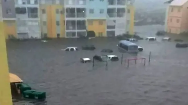 ถนนถูกน้ำท่วมที่ซินต์มาร์เติน