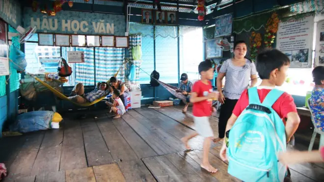 Tại văn phòng chính của Trường Tiểu học Việt Nam do Quân khu 7 xây dựng