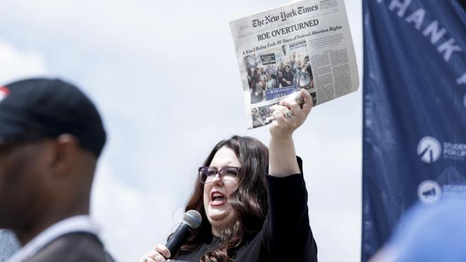 Kristan Hawkins segura jornal New York Timescasinos legais online24casinos legais onlinejunhocasinos legais online2022