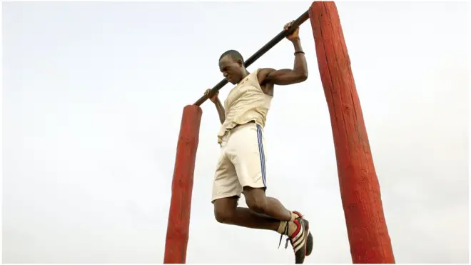 Un homme fait des tractions le long de la plage le 7 juin 2004 à Dakar, Sénégal.