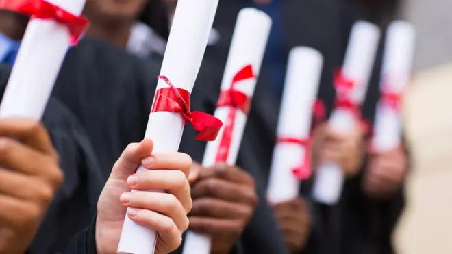 Com tantos graduados no mercado, muitos não conseguem exercer suas profissões