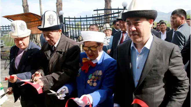 Председник Садир Јапаров приликом отварања аеродрома у граду Талас