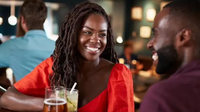 زن و مردی در حال صحبت