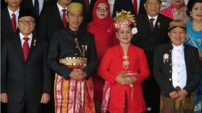 Dalam pidatonya di MPR/DPR, Presiden Jokowi mengenakan pakaian adat Bugis, sementara Wapres Jusuf Kalla mengenakan pakaian adat Jawa dengan beskap, kain dan blangkon.