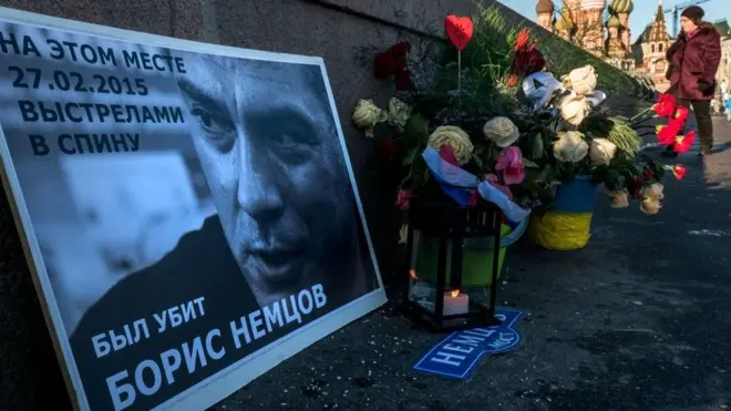 Борис Немцов, который был противником режима Путина, погиб от руки убийцы на мосту в Москве в 2015 году