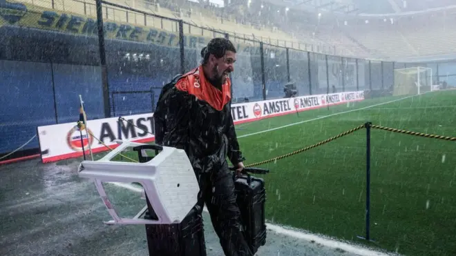 El aguacero sobre el estadio de Boca Juniors se precipitó durante la mañana de este sábado.