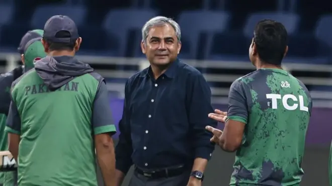 पाकिस्तान क्रिकेट बोर्ड के प्रमुख मोहसिन नकवी (बीच में) 22 फरवरी, 2025 को दुबई इंटरनेशनल स्टेडियम में टीम के सदस्यों से बात करते हुए. 