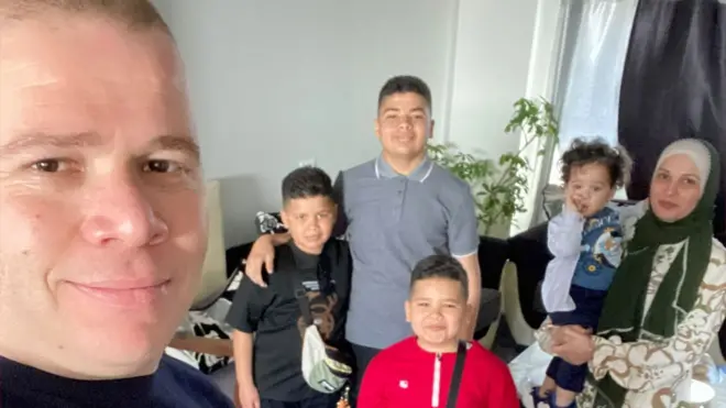 مصور بي بي سي نيوز عربي جهاد المشهراوي وعائلته