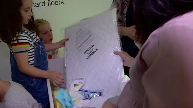 Діти у коробках: як у Шотландії підтримують молодих батьків