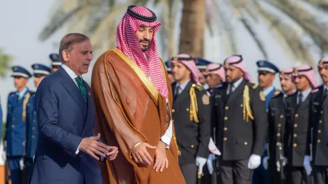 محمد بن سلمان، ولیعهد عربستان، در حال استقبال از شهباز شریف، نخستوزیر پاکستان، در ریاض - ۱۷ سپتامبر ۲۰۲۵