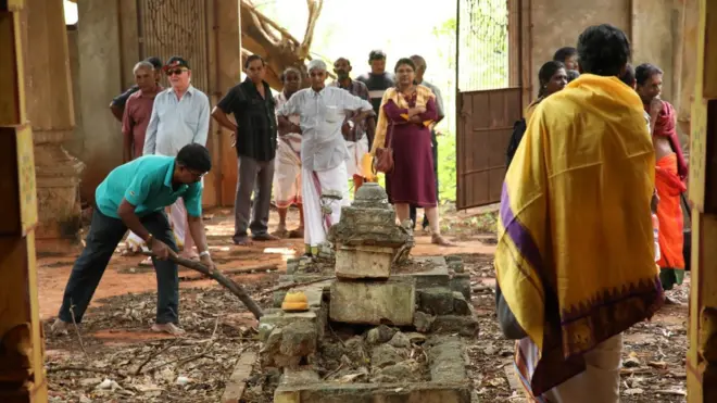 වසර 34 කට ආසන්න කාලයක් උතුරේ හමුදා කඳවුරු සීමා තුළ පැවති සිවිල් ජනතාව භාවිතා කළ කෝවිල් හතක පූජා පැවැත්වීම සඳහා පමණක් ගමන් කිරීමට යුද හමුදාව පසූගියදා යාපනය වලිකාමම් ජනතාවට අවසර ලබාදී තිබුණි.