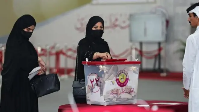 قطريات يقترعن في انتخابات مجلس الشورى عام 2021.