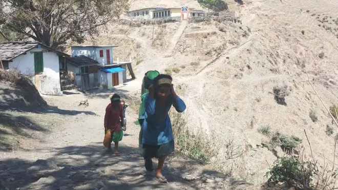 शैल्यसिखर नगरपालिकाको वडा नम्बर ४, ६ र ८ का बासिन्दा कैयौँ घन्टासम्म पैदल हिँडेर पानी ओसार्ने गर्द्छन्।