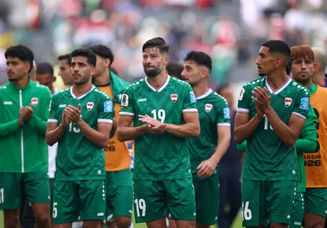 لاعبو منتخب العراق يحيّون الجماهير بعد خسارتهم المباراة أمام السنغال على ملعب تورنتو في تورنتو 