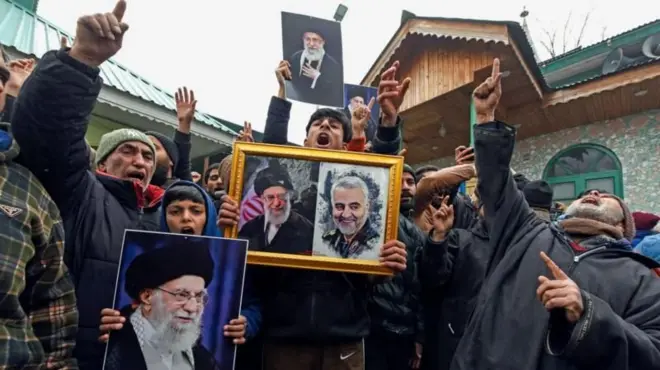 ஸ்ரீநகரில் போராட்டம் நடத்தும் மக்கள்