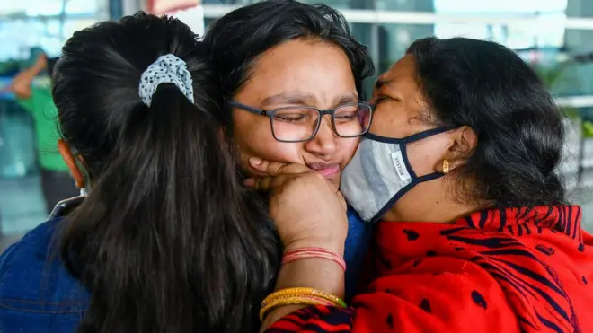 यूक्रेन से दिल्ली पहुंचने पर परिवार को देख भावुक होती छात्रा.