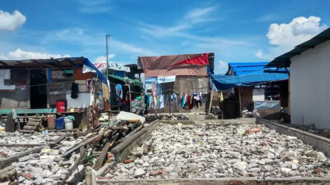 Banyak warga yang memaksa tetap tinggal di Pasar Ikan dengan bangunan seadanya -kebanyakan hanya menggunakan tripleks dan terpal.