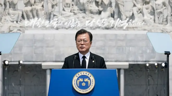 문재인 대통령은 이날 서울 동작구 국립서울현충원에서 열린 제66회 현충일 추념식에서 먼저 애국의 정신을 강조했다