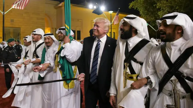 Colorado-Boulder Universitetinin jurnalistika professoru Nabil Eççaybi Donald Trump-ın Səudiyyə kral ailəsi ilə rəqs etməsinə ağrı ilə baxıb.