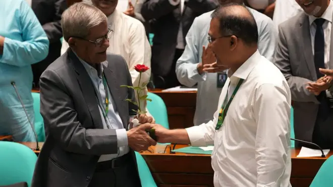 মির্জা ফখরুল ইসলাম আলমগীরকে রাষ্ট্রপতি হিসেবে বিজয়ী ঘোঘণার পর একটি লাল গোলাপ দিয়ে শুভেচ্ছা জানান প্রধানমন্ত্রী তারেক রহমান
