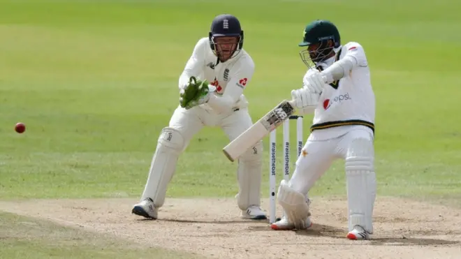 کپتان اظہر علی محتاط انداز میں بیٹنگ کرتے ہوئے 44 رنز بنا کر کھیل رہے ہیں