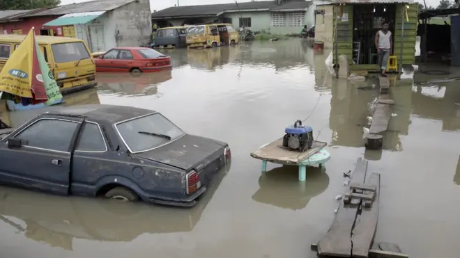 Climate change, no good drainage, dirty and to build house for flood prone areas na part of di cause of flooding.