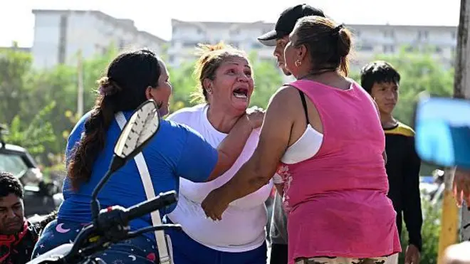Mujer llora en busca de sus desaparecidos.
