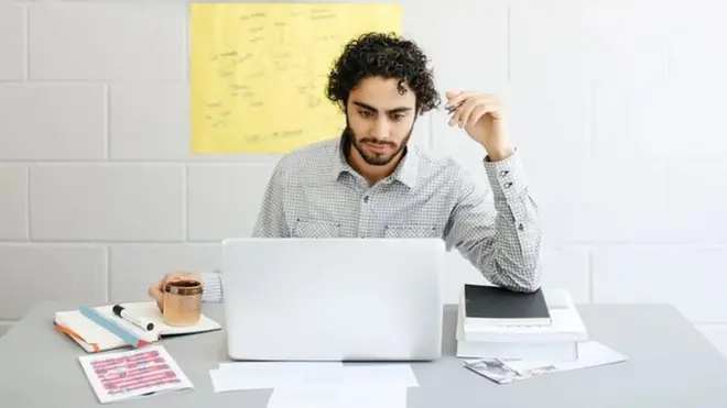 يشعر العديد من العمال الأمريكيين بالقلق بشأن النظر إليهم على أنهم غير ملتزمين أو "متهربين" إذا لم يكونوا في مكاتبهم