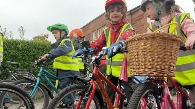 deca u vožnji „busom na dva točka”