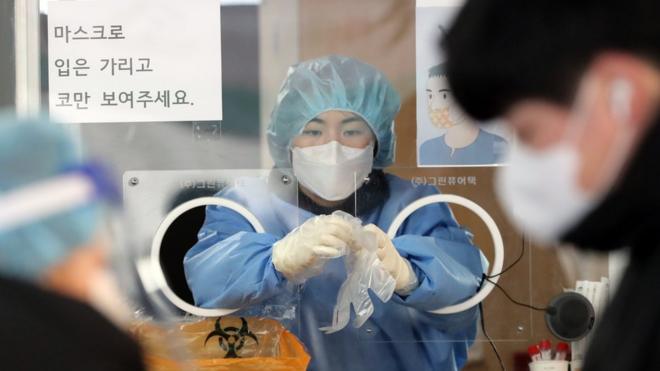 21일 서울역 선별진료소에서 의료진이 코로나19 검사를 준비하고 있다