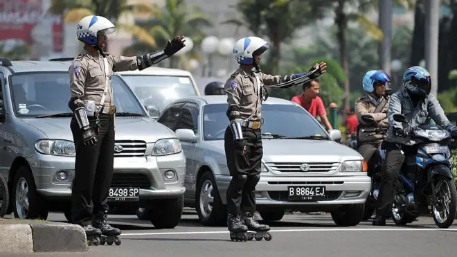 Kepolisian berharap pengendara mematuhi setiap peraturan lalu lintas, termasuk berhenti di belakang zebra cross ketika lampu merah.