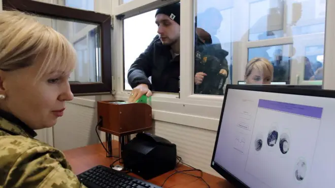 З 2018 року у всіх громадян Росії при в'їзді в Україну знімають відбитки пальців