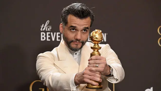 Wagner Moura segura troféu no Globo de Ouro