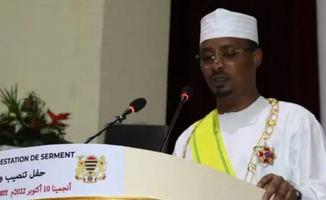 Le général Mahamat Idriss Deby prêtant serment ce lundi à Ndjamena.