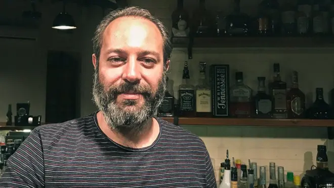 소마 하짐은 내전으로 호텔 사업을 잃었다