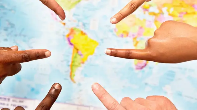 Dedos que apuntan a un mapa de América Latina.