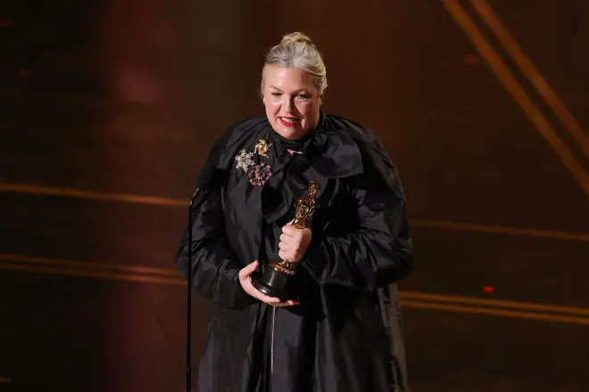 Mulher segurando estatueta do Oscar