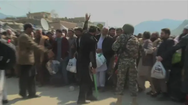 پزشکان در ولایت ننگرهار در شرق افغانستان می گویند که یک کودک، یک زن و یک مرد 65 ساله به دلیل شلوغی در گذرگاه تورخم زیر دست و پا جان باخته اند.