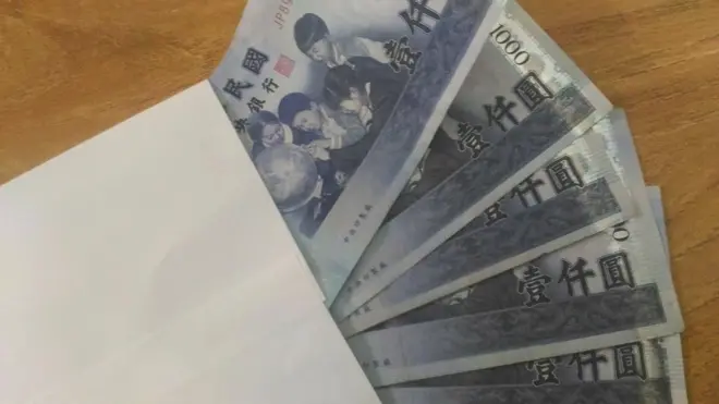 台湾政府的报告指出，有三成的就业人口月薪不到3万元新台币。