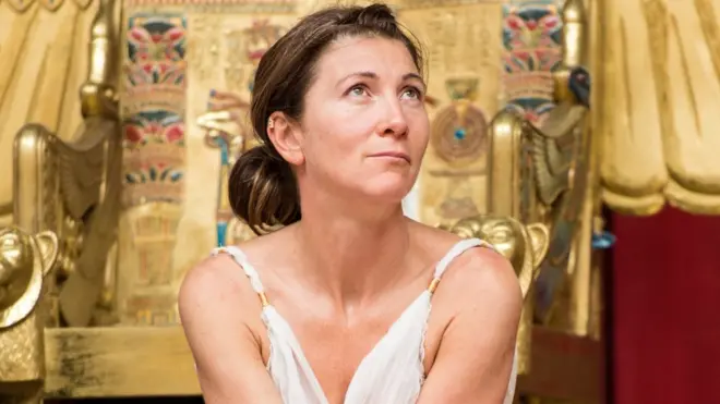 La actriz Eve Best como Cleopatra, en el teatro Shakespeare's Globe, en 2014.